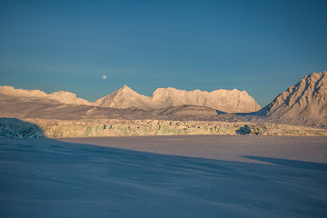 Fototapeta na wymiar Na lodowcu o zachodzie słońca, poludniowy Spitsbergen