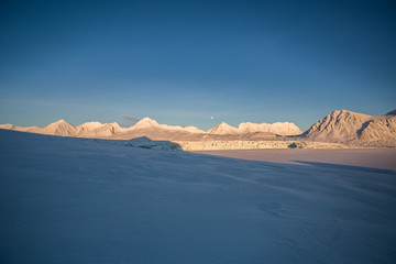 Na lodowcu o zachodzie słońca, poludniowy Spitsbergen © blackspeed