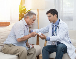 Obraz premium elderman ask doctor about medicine