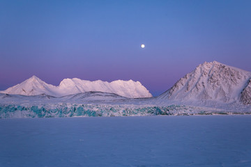 Na lodowcu o zachodzie słońca, poludniowy Spitsbergen