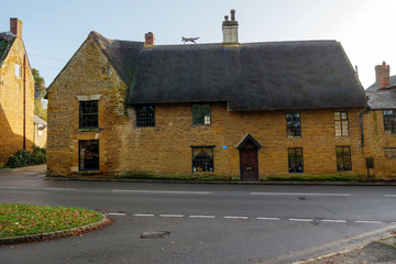Fototapeta na wymiar old cottages in village in england uk