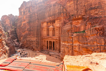 Passage through Sik canyon to the temple-mausoleum of Al Khaznen in the city of Petra in Jordan.  - obrazy, fototapety, plakaty