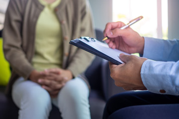 The psychiatrist is recording the patient's mental symptoms. Inquire and give advice, as well as suggestion.