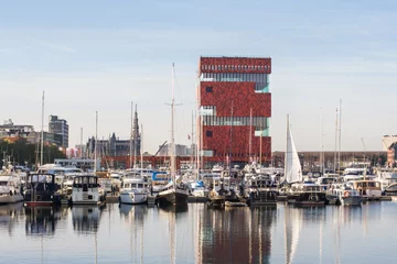 Fototapete Antwerpen, Belgien, schöne Aussicht auf das moderne Eilandje-Gebiet und den Hafen. Kleiner Inselbezirk und Segelmarine bei Sonnenuntergang. Beliebtes Reiseziel und Touristenattraktion © kite_rin
