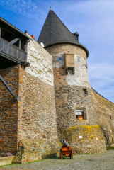 Kanone und mittelalterlicher Turm in der Stadtmauer von Andernach