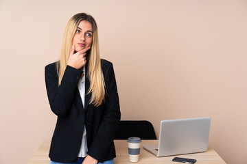 Young business woman in a office thinking an idea