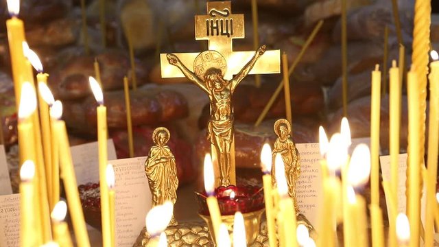 Around the Orthodox Cross, candles of the Orthodox Cross were lit during a memorial service at the Orthodox Church. The concept of Orthodox faith