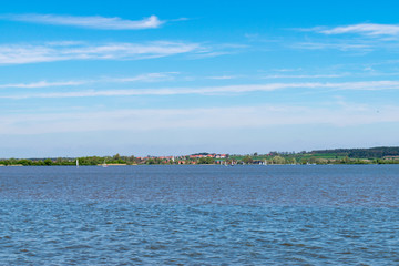 Blick über den Altmühlsee an das andere Ufer. Der Altmühlsee im Fränkischen Seenland liegt in der Nähe von Gunzenhausen in Mittelfranken/Bayern. 