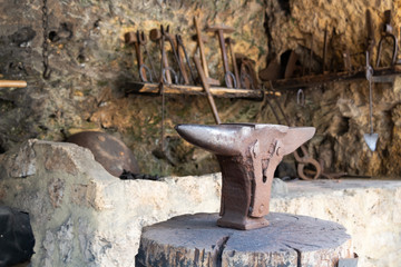 vieille forge traditionnelle avec enclume dans le parc national de Krka en croatie