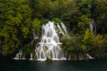 Fototapeta na wymiar cascade au parc national des lacs de Plitviče croatie