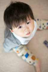 Naklejka premium 見上げる赤ちゃん