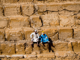 ピラミッドに腰掛ける親子　ミニチュア