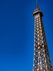 Fototapeta na wymiar 青空と高い塔の模型