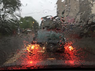 Mirando la lluvia de mi auto