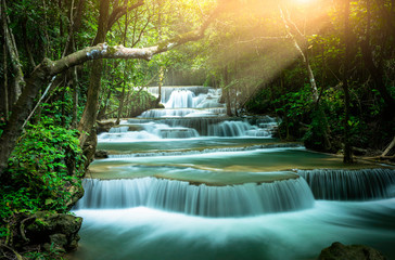 Fototapety  Piękny wodospad z promieni słonecznych w jesiennym lesie w Parku Narodowym Erawan, Tajlandia, przyroda, piękny zielony las parowy natura