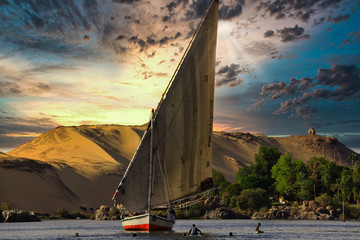 Une felouque naviguant sur le Nil en Egypte - obrazy, fototapety, plakaty