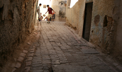 niños jugando a fútbol en Marruecos