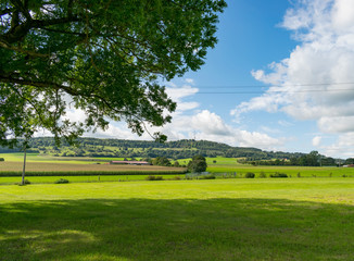 Der Hesselberg in Mittelfranken ist ein beliebtes Ausflugsziel bei Wanderern, Familien und Gleitschirmfliegern. Der Berg liegt in der Nähe von Dinkelsbühl und Wassertrüdingen im Landkreis Ansbach.