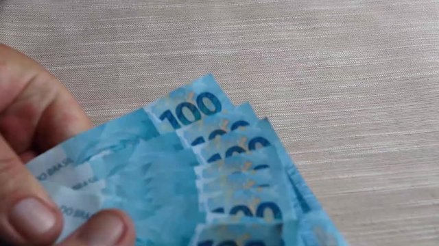 C&eacute;dulas de cem reais do Brasil