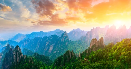 Crédence de cuisine en verre imprimé Monts Huang Beautiful Huangshan mountains landscape at sunrise in China.