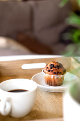 Desayuno con café y magdalena en casa 