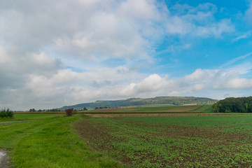 Der Hesselberg liegt in der idyllischen Landschaft von Mittelfranken.