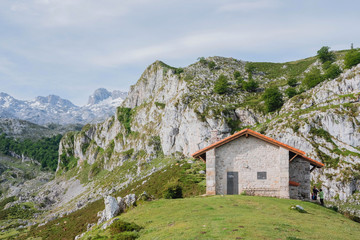 Fototapeta na wymiar Cabin surrounded by mountains in the Picos de Europa Regional Park, Asturias, Spain