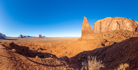 Fototapeta na wymiar View over the spectacular stone towers of Monument Valley in Utah in winter