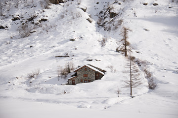 Paesaggio naturale con casa in montagna tra la neve una baita nelle Alpi Gressoney Valle D'Asta