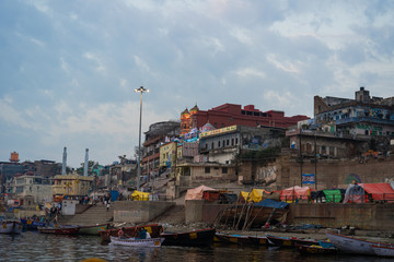 Fototapeta na wymiar VARANASI, INDIA, FEBRUARY 27 2018: The Varanasi city beside the genga river with boat for traveller cruising view the river in the moring , Varanasi, India on February 27,2018.