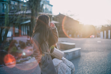 夕日を見つめる女性