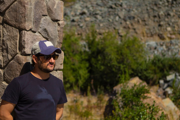 rapaz tomando sol na cordilheira dos Andes no Chile