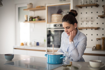 Obraz na płótnie Canvas Woman cooking in kitchen.