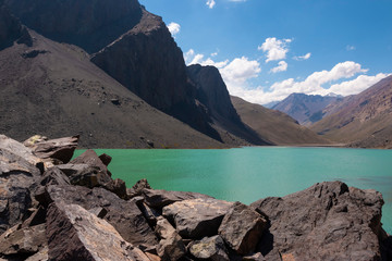Lago verde na Cordilheira dos Andes no Chile