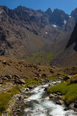 Corrediras de água de degelo nas montanhas do Chile