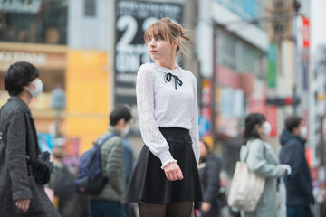 日本・東京・渋谷を観光する女性