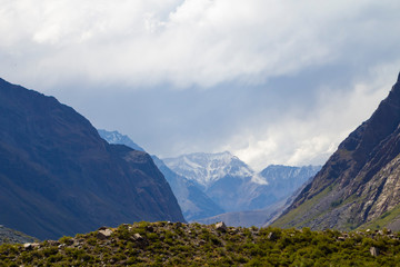 vale entre montanhas na Cordilheira dos Andes no Chile