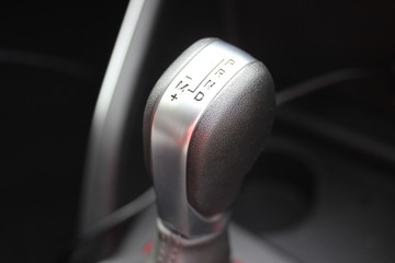 Automatic vehicle gear shifter