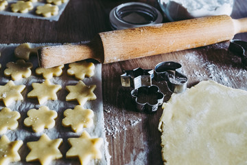 Réalisation de biscuits sablés, matériel de patisserie rouleau à patisserie emporte pièces farine et pâte à sablé