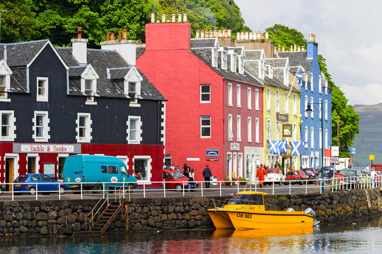 City street at colourful houses in the port of Tobermory in Scotland