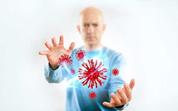 Mann kontrolliert Viren zwischen den Händen