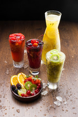 Bebidas e drinks refrescantes com frutas tropicias