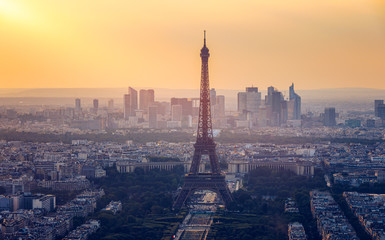 Obraz premium Panoramic aerial view of Paris, Eiffel Tower and La Defense business district. Aerial view of Paris at sunset. Panoramic view of Paris skyline with Eiffel Tower and La Defense. Paris, France.