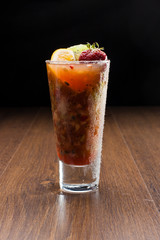 Bebidas e drinks refrescantes com frutas tropicias
