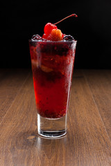 Bebidas e drinks refrescantes com frutas tropicias