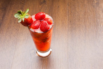 Bebidas e drinks refrescantes com frutas tropicias