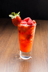 Bebidas e drinks refrescantes com frutas tropicias