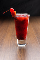 Bebidas e drinks refrescantes com frutas tropicias