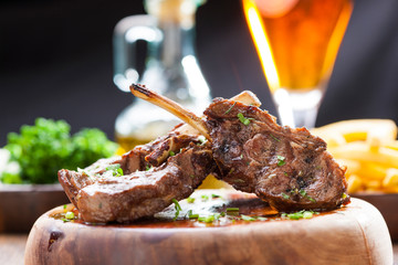 churrasco de carré de cordeiro com acompanhamentos