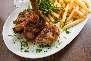 churrasco de frango com batatas fritas